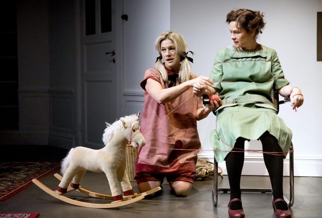 Malin Berg och Frida Beckman i Anna Freud, Djävulsflickan och Jaget på Örebro Teater (2021). Foto Kicki Nilsson, ICON Photography.