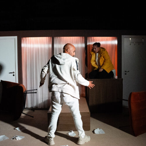 Arina Katchinskaia och Magdi Saleh i Stum på Örebro Teater 2025. Foto: Erik Wärlegård