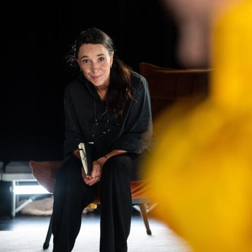 Andrea Edwards i Stum på Örebro Teater 2025. Foto: Erik Wärlegård