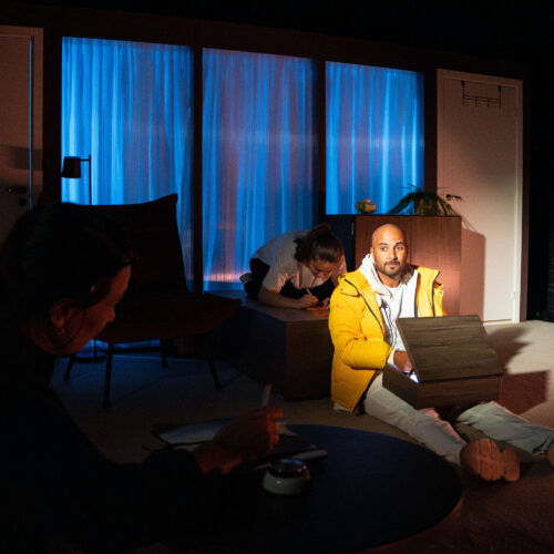 Andrea Edwards, Arina Katchinskaia och Magdi Saleh i Stum på Örebro Teater 2025. Foto: Erik Wärlegård