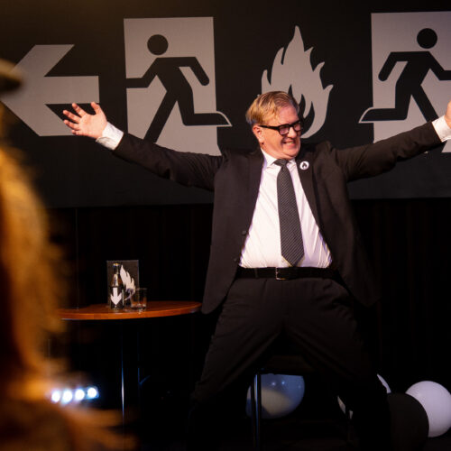 Exit poll – vi har ett resultat. Örebro Teater 2026 Foto: Erik Wärlegård.